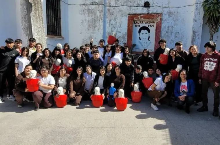 Los alumnos del Colegio Secundario Laura Vicuña aprenden a realizar RCP