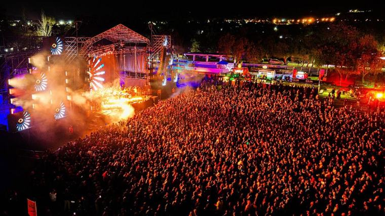 Fatboy Slim en Mendoza: el DJ británico convocó a miles de personas en el Club Hípico para una noche inolvidable