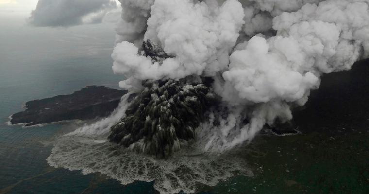 Caos aéreo por la erupción del volcán Anak Krakatoa: cierran aeropuertos en Indonesia y hay 150 mil pasajeros varados
