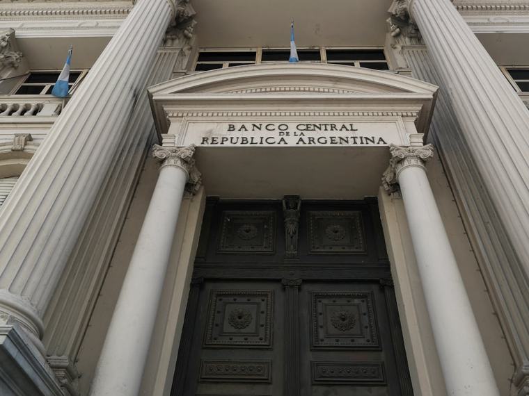 El Tesoro y el Banco Central concretaron un nuevo canje de deuda para reforzar la intervención sobre el dólar