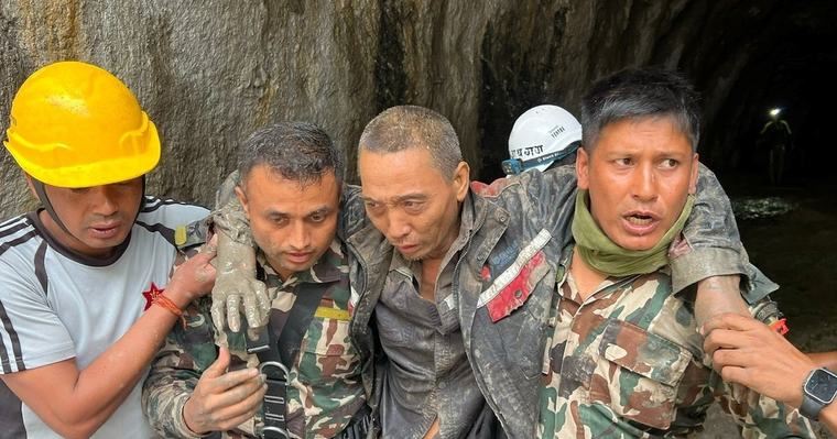 "Cuando veía luz, gritaba": el dramático testimonio de un trabajador chino que estuvo 11 días atrapado en un túnel por la riada de Nepal