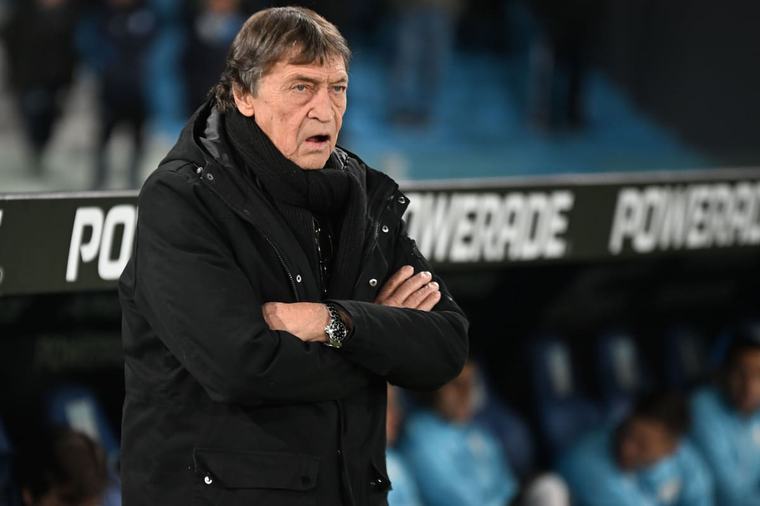 video Un patriarca del fútbol. "Estoy viejito, pero todavía me la aguanto": Falcioni bajó a tres gigantes y regala una lección de vida Por Ariel Ruya
