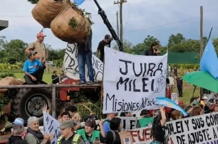 Milei en Misiones: productores de yerba mate protestaron durante la visita presidencial