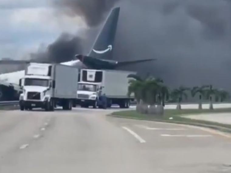 Un avión de carga se despistó en el aeropuerto de Miami