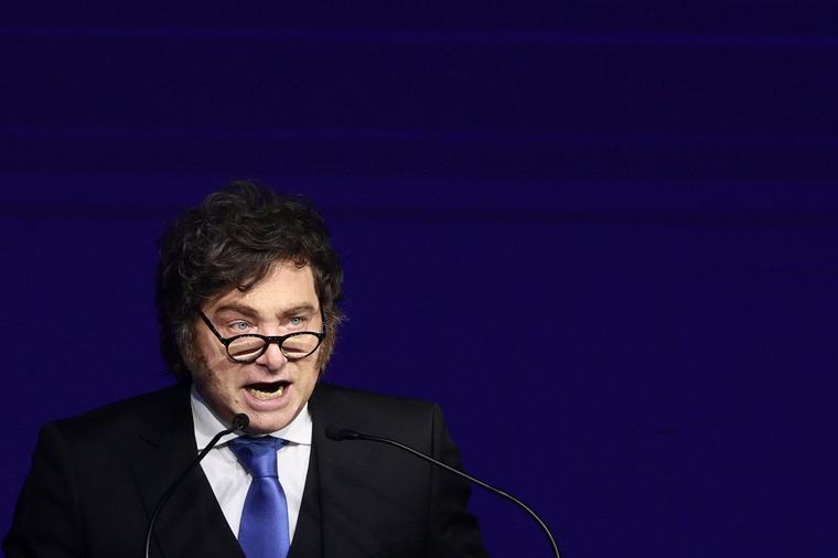 Javier Milei y sus medidas, en vivo: el Gobierno le canjeó US$2000 millones en títulos al Banco Central para que mantenga contenido al dólar