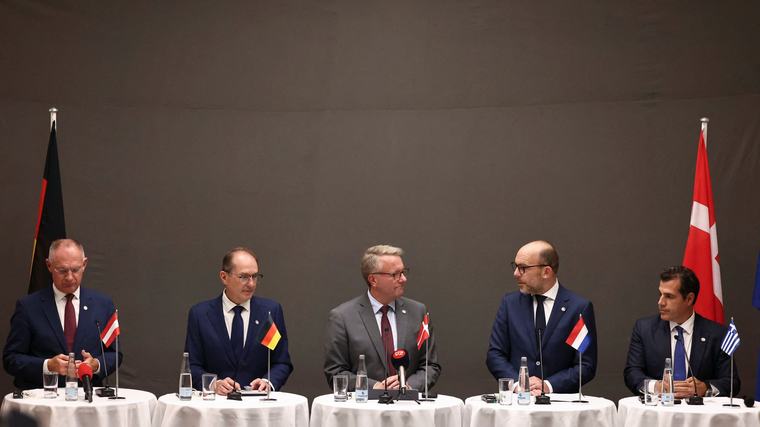 Cinco países de la Unión Europea pactaron crear centros de retorno migratorio fuera del bloque a partir de 2027