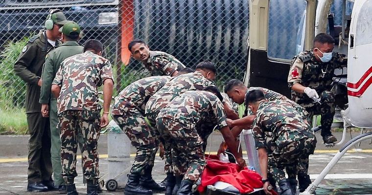 Milagro en Nepal: rescatan a dos trabajadores tras 10 días atrapados y buscan a más sobrevivientes