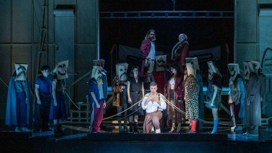 Bertolt Brecht vuelve al Teatro Alvear con La ópera de tres centavos: desigualdad y corrupción