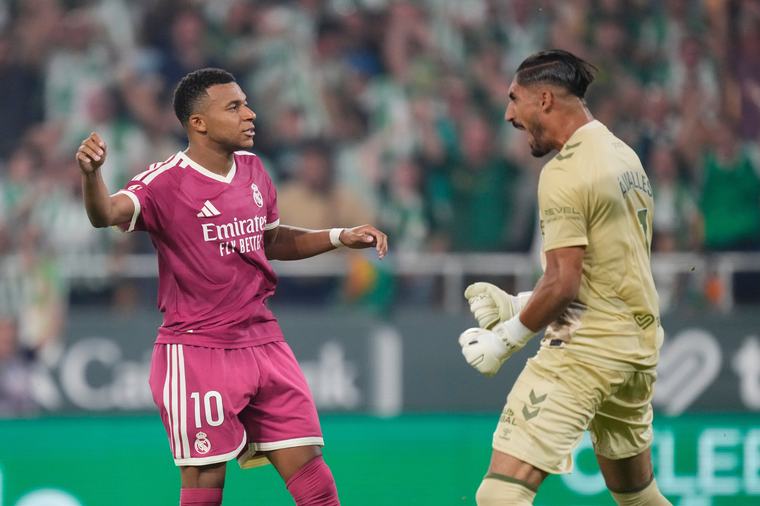 Kylian Mbappé falló un penal y el arquero de Betis festejó su atajada dándole un pechazo provocativo